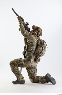 Photos Frankie Perry Army USA Recon - Poses kneeling shooting…